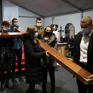 Mladi Zagrebačke nadbiskupije predali križ SHKM-a mladima Bjelovarsko-križevačke biskupije